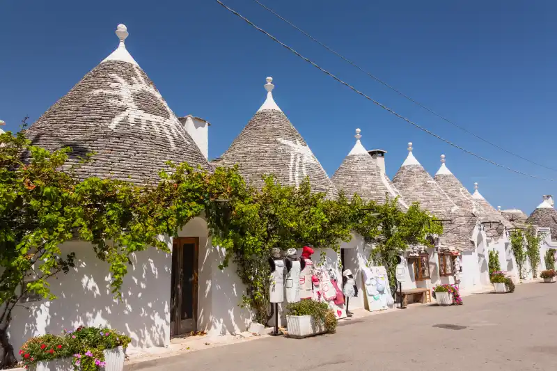 屋根にシンボルマークの描かれたトゥルッリ